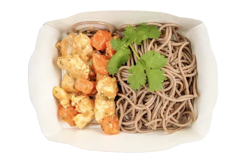 Курица тушеная с овощами и гречневой лапшой
