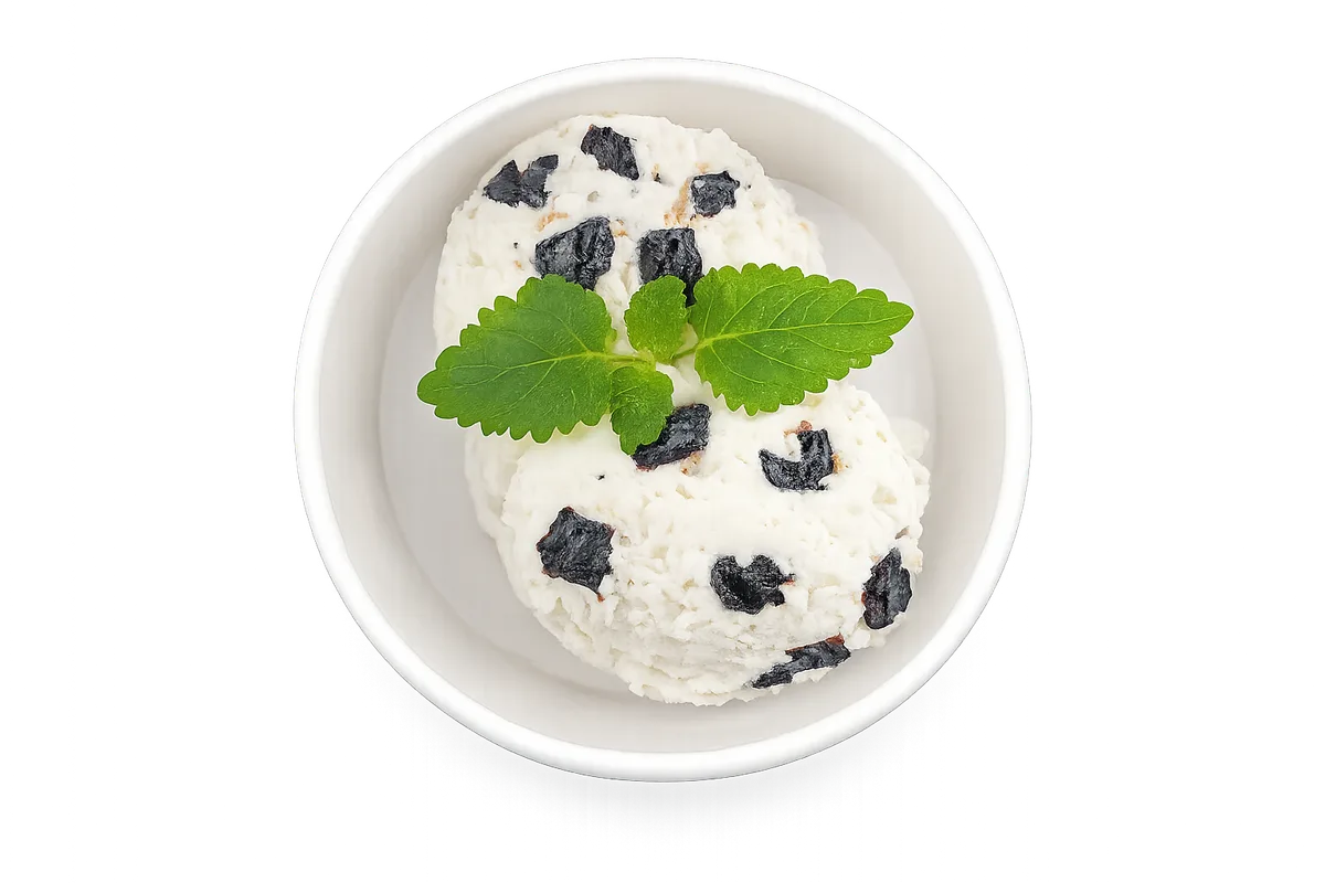 Нежные творожные шарики с курагой и черносливом в контейнере