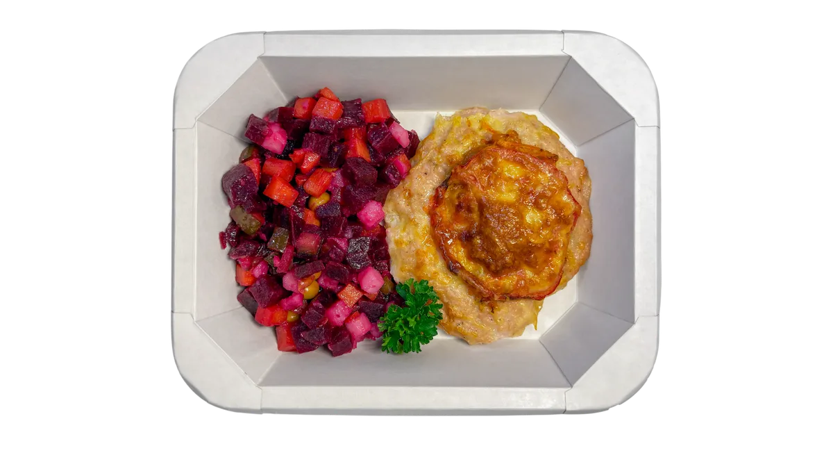 Куриная ватрушка с сырной корочкой и винегретом в контейнере